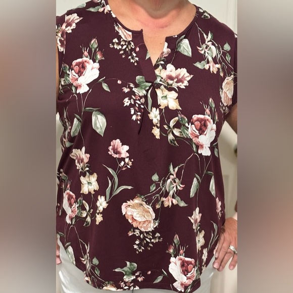Papermoon plus size split front floral sleeveless top maroon size 1x - Picture 2 of 5
